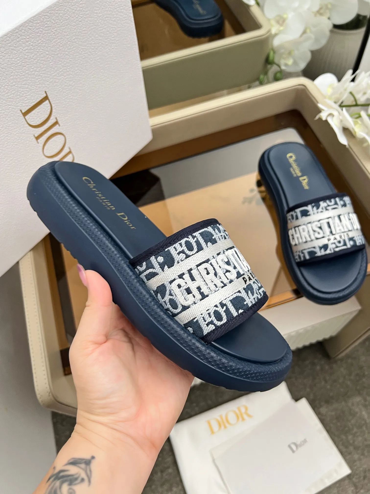 👟👟Ex-factory price 420👟👟 Dior high version slippers, 👏👏2025 new classic model 🔥Purchasing level qualityHigh-end thick-soled slippers in foreign countersHigh version with rust style💋———————————— Upper➕Inner: Original customized special electric embroidery material, Sole: Original mold 1.1 (lightweight) Bottom thickness: heel 5cm, forefoot 3cm, size 35-40 (with full set of packaging, cloth bag handbag, card instructions). You are welcome to place an order in advance, first come first served. Win-win cooperation.